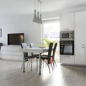 Airport - Across From Airport Apartment Otopeni